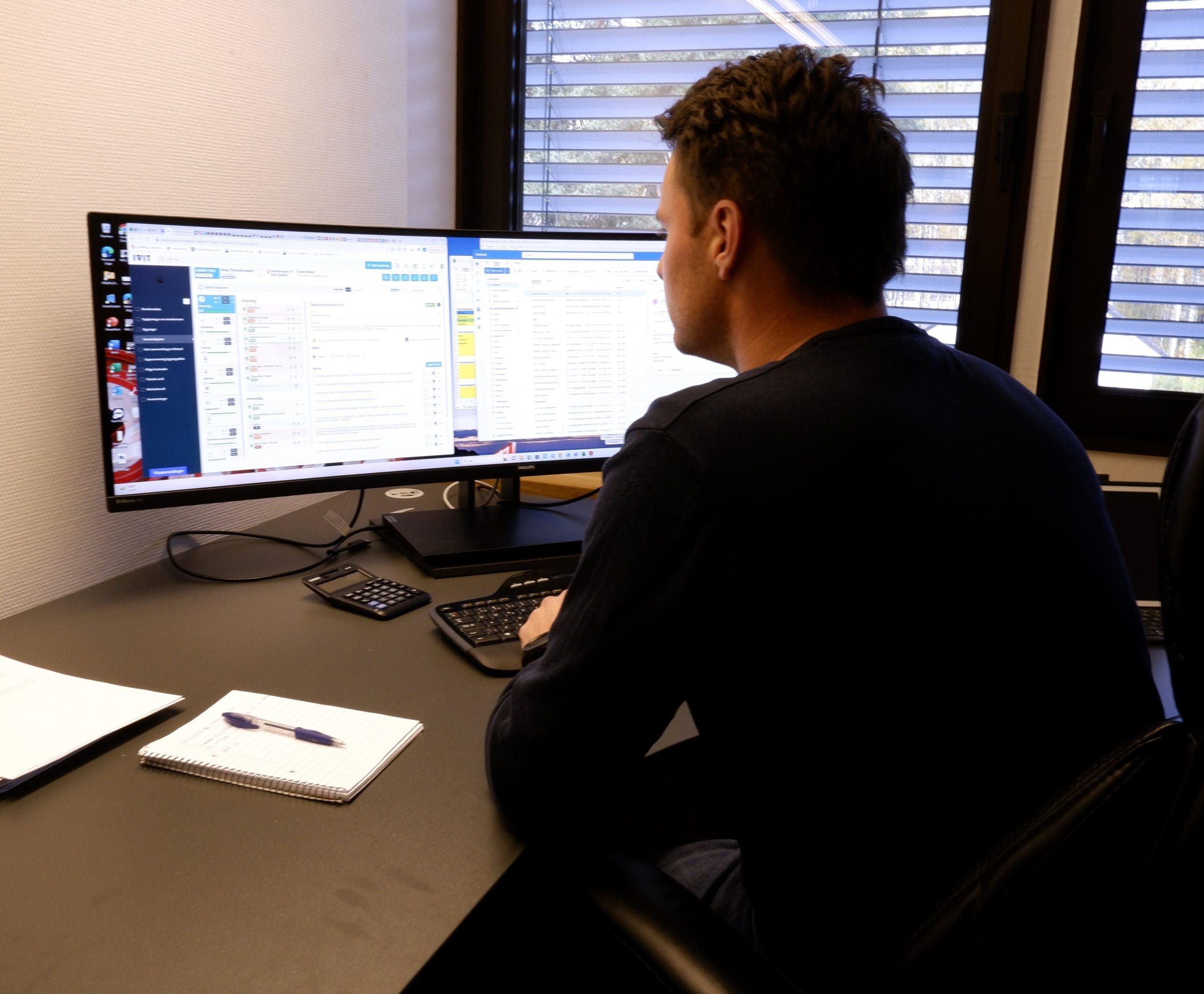 Bilde av Jan Martin foran datamaskin