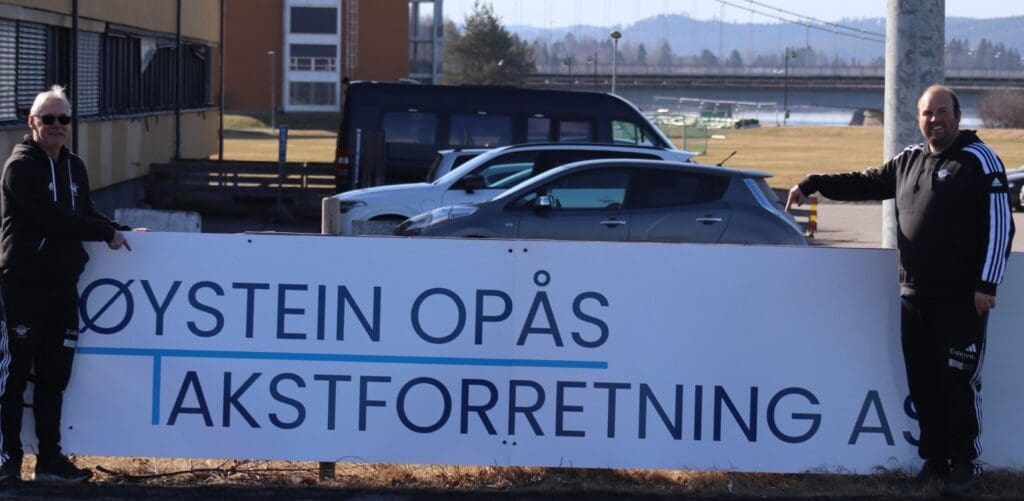 Bilde av skiltet med logoen til Øystein Opås Takstforretning som settes opp i Elverum.