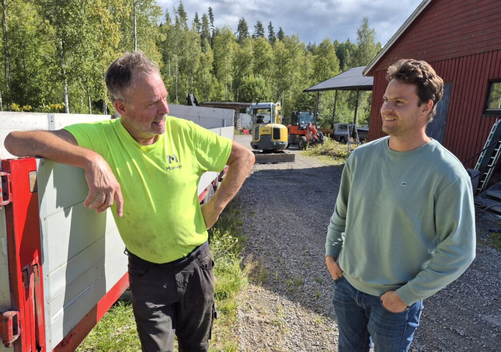 Jan Martin Rønning i samtale på en landbrukseiendom